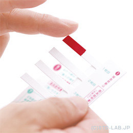 指先から出た血液を、ろ紙の先端に2cmほど採取していただきます