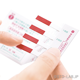 指先から出た血液を、ろ紙の先端に2cmほど採取していただきます