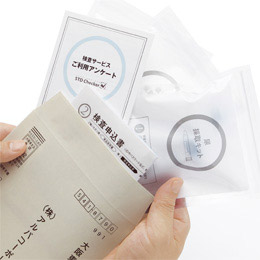 返信用封筒に入れた検査物と検査申込書